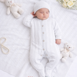 Conjunto de 4 peças: babygrow com abertura de botões, manta trabalhada de 90*90cm, carapins e gorro