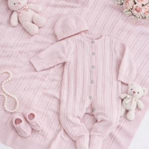 Conjunto de 4 peças: babygrow com abertura de botões, manta trabalhada de 90*90cm, carapins e gorro