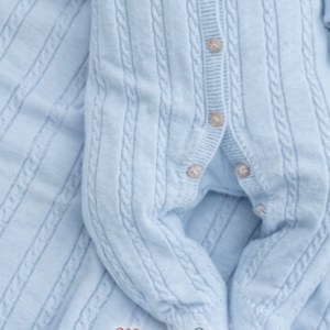 Conjunto de 4 peças: babygrow com abertura de botões, manta trabalhada de 90*90cm, carapins e gorro