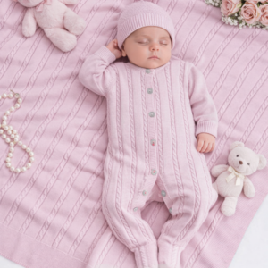 Conjunto de 4 peças: babygrow com abertura de botões, manta trabalhada de 90*90cm, carapins e gorro
